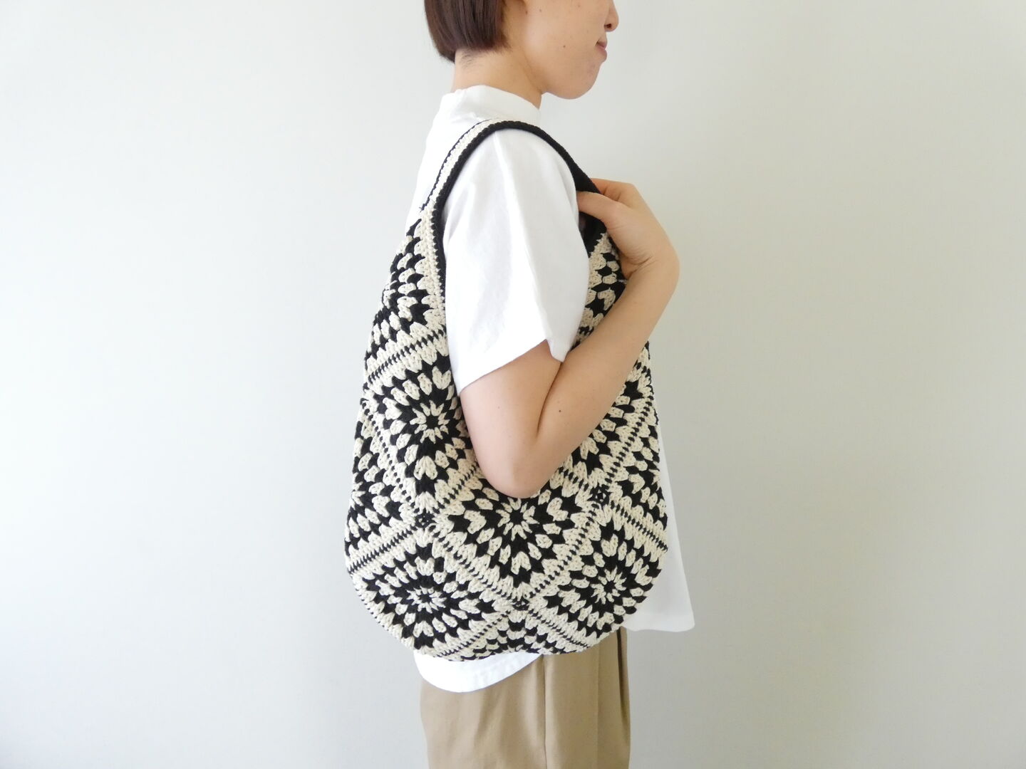 shs シンプルな装いを引き立てる モチーフ編みのワンハンドルバッグの商品画像4
