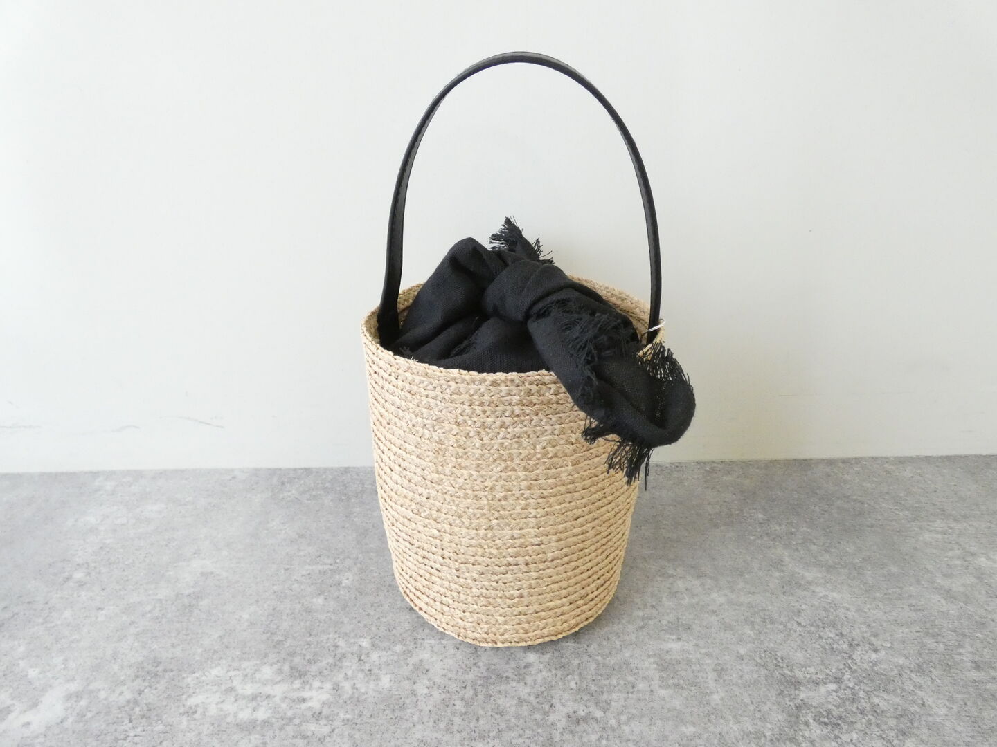 shs フリンジがアクセント ラフィアブレードのワンハンドルバッグの商品画像6