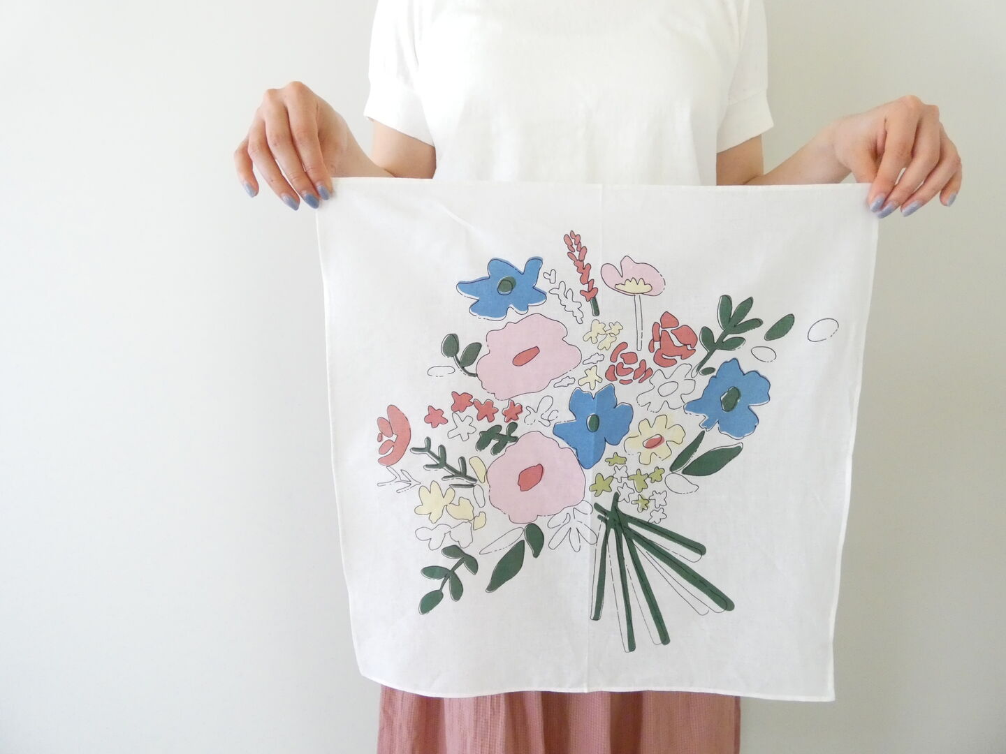 shs タペストリーでも楽しめる フラワーブーケ柄ハンカチの商品画像1