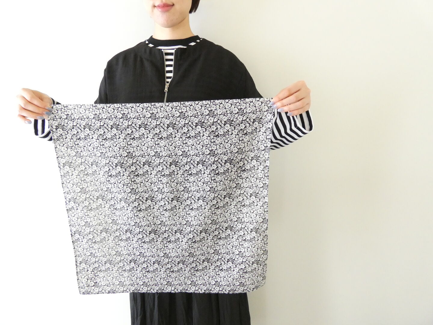 R&D.M.Co-(オールドマンズテーラー) LITTLE WILD BERRY COTTON LAWN BANDANNAの商品画像3