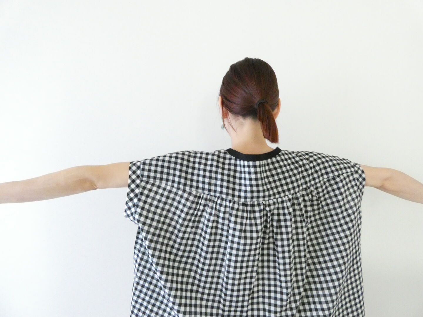 PAR ICI(パーリッシィ) ギンガムチェックバックギャザーTブラウスの商品画像6