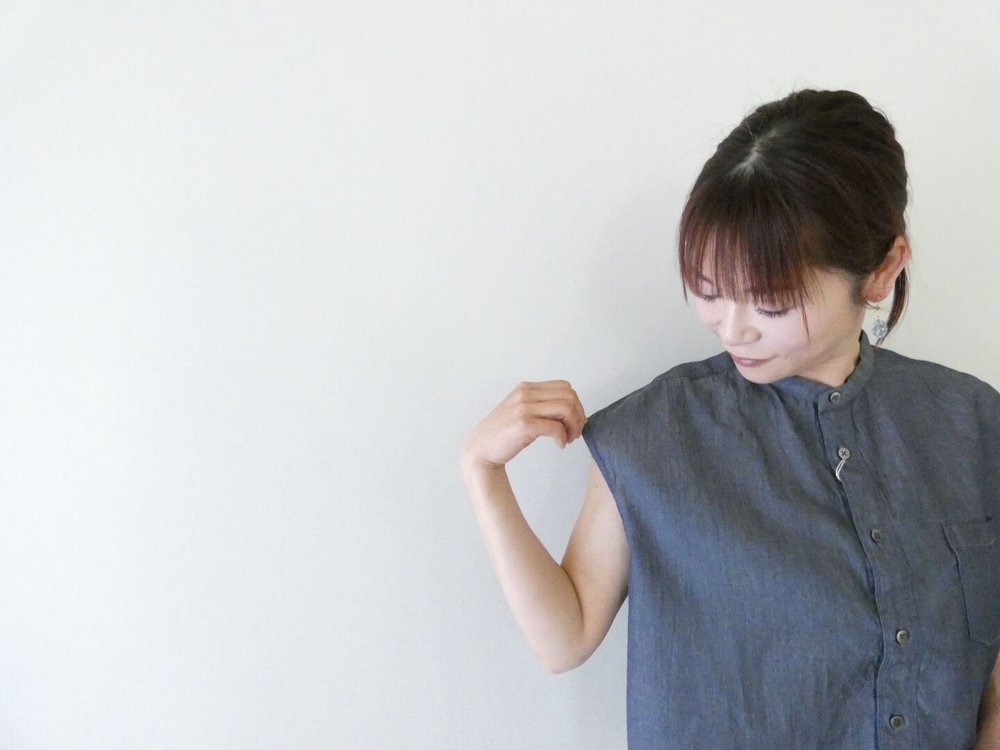 prit(プリット) インディゴシアーデニムスリーブレススタンドカラーシャツの商品画像5