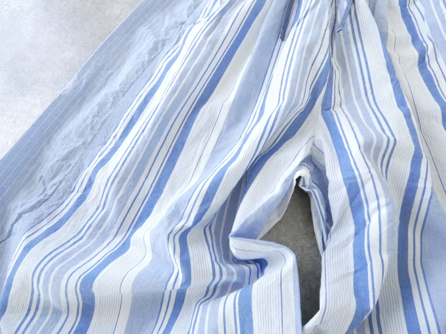 快晴堂(かいせいどう) 風をはらんでスゥイングする・ブルーブルーストライプ　風をはらむ、はかまパンツの商品画像25