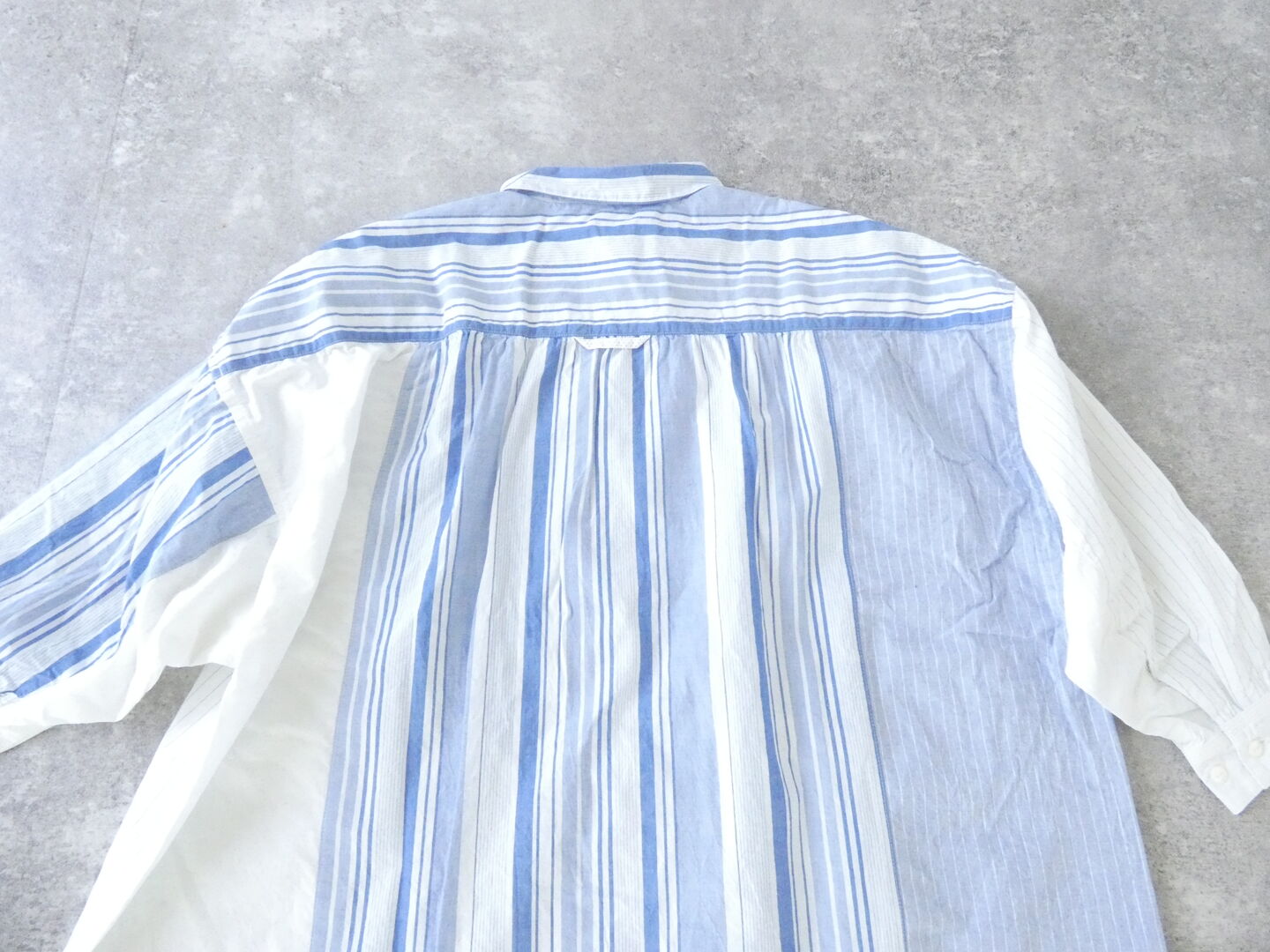 快晴堂(かいせいどう) 風をはらんでスゥイングする・ブルーブルーストライプ　風をはらむ、ロングシャツの商品画像28