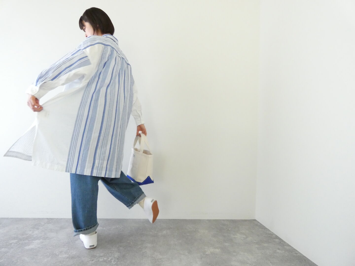 快晴堂(かいせいどう) 風をはらんでスゥイングする・ブルーブルーストライプ　風をはらむ、ロングシャツの商品画像9