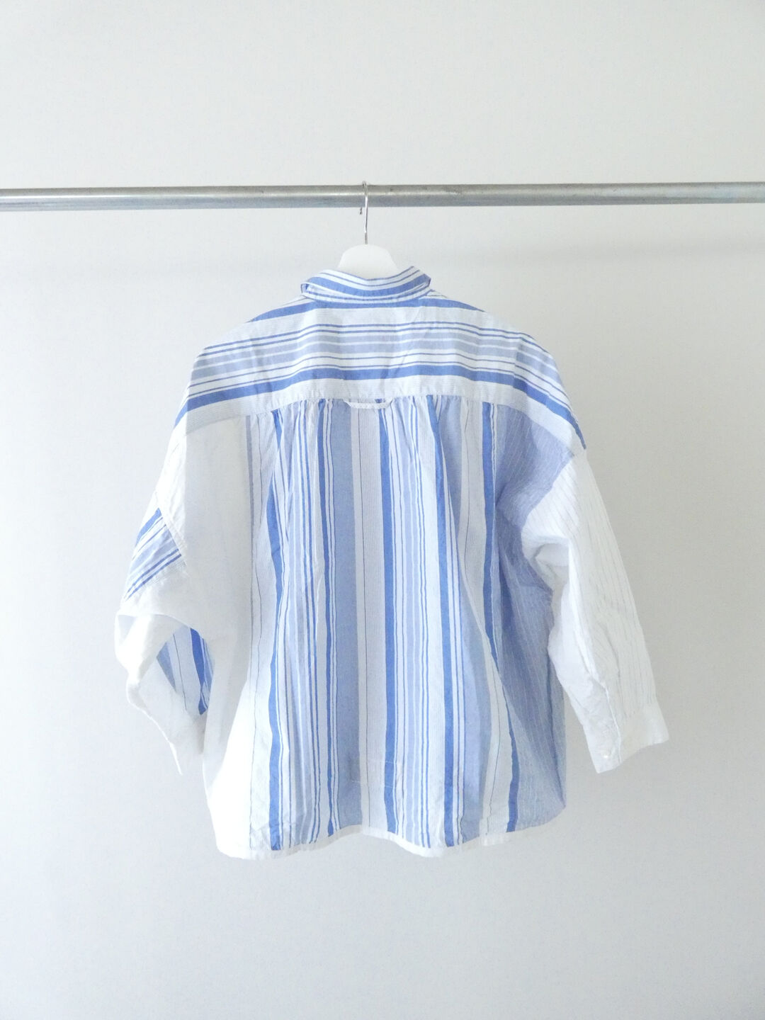 快晴堂(かいせいどう) 風をはらんでスゥイングする・ブルーブルーストライプ　風をはらむ、シャツの商品画像13