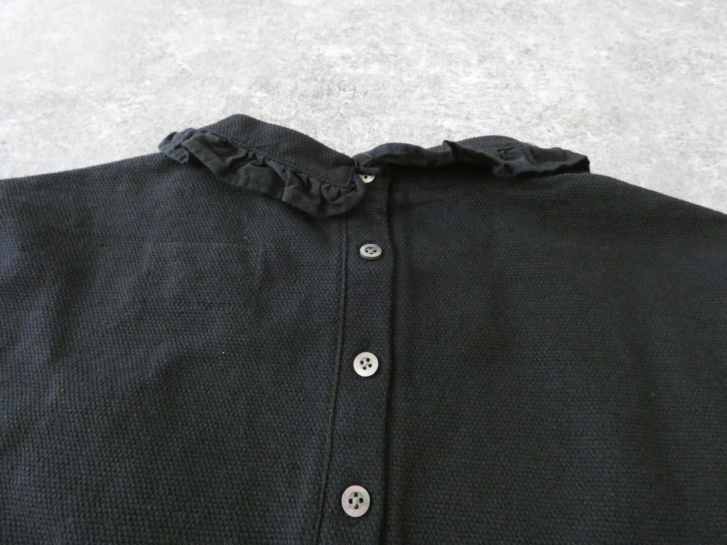 Hands of creation(ハンズオブクリエイション) ラフィスウェーデン鹿の子無地フリルカラープルオーバーの商品画像23