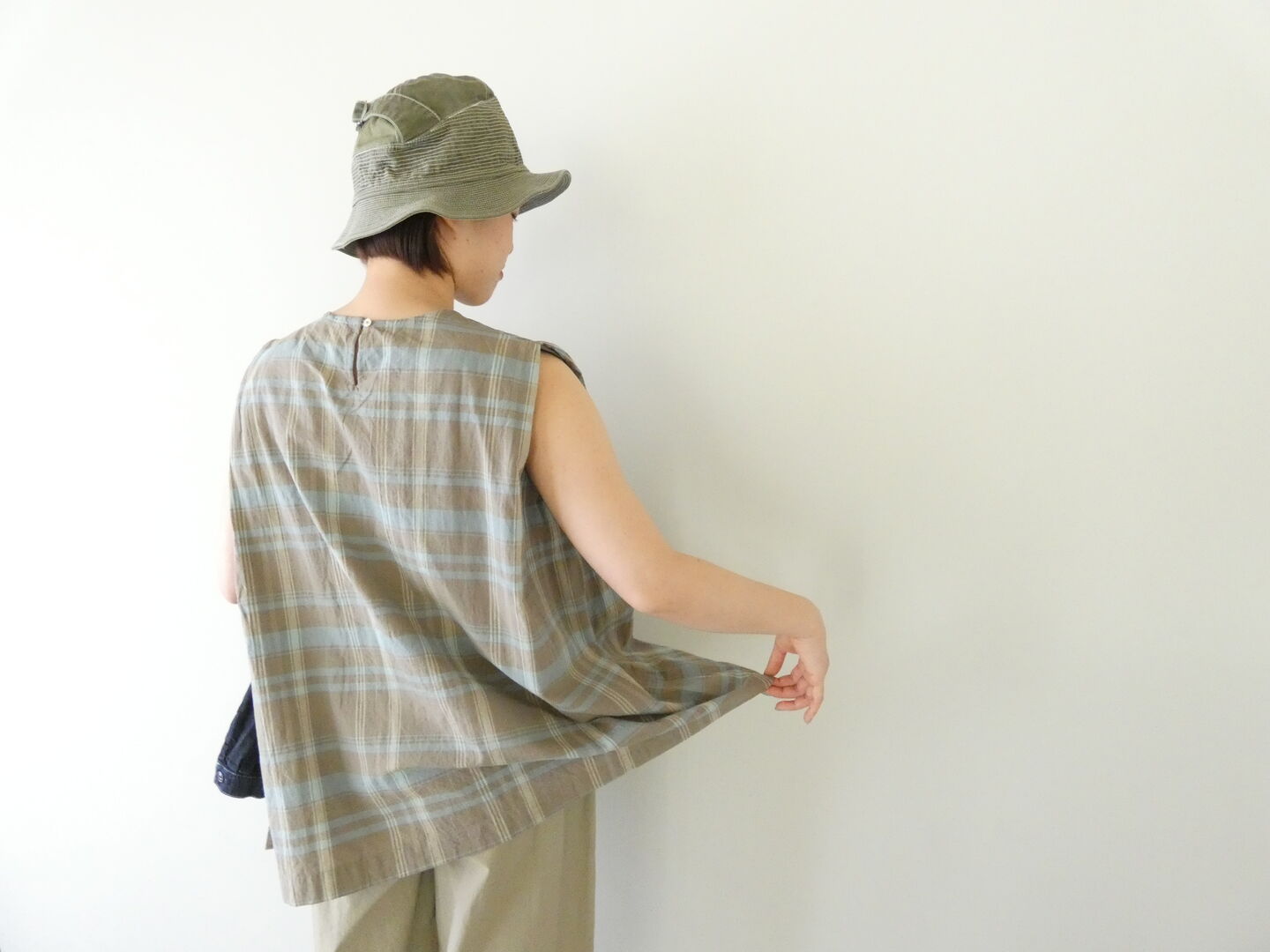 ichi(イチ) チェックスリーブレスプルオーバーの商品画像1