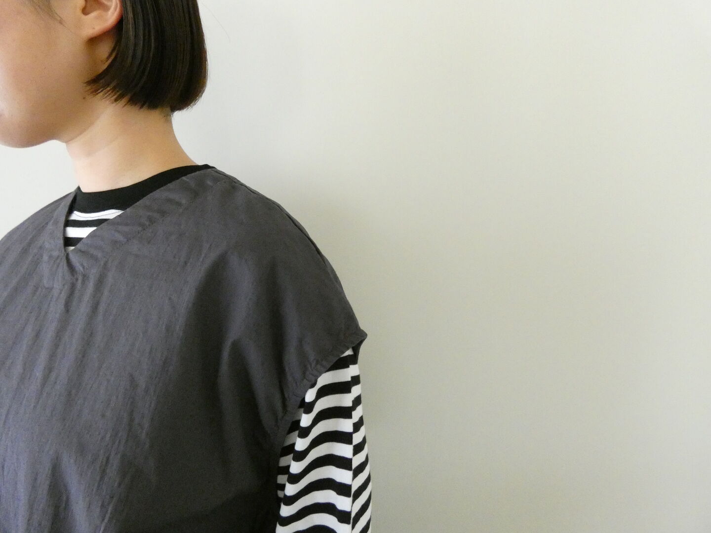 prit(プリット) コットンリネンワッシャー中白染めVネック裾ヒモ2WAYオーバーベストの商品画像2