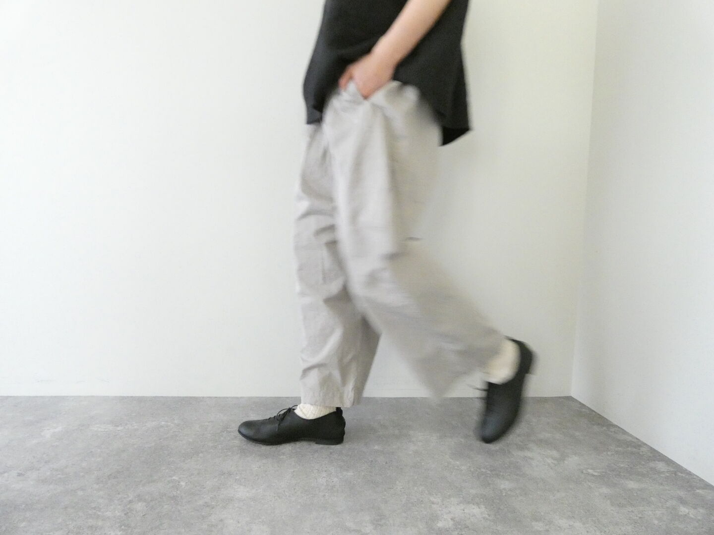 Veritecoeur(ヴェリテクール) ガーメントダイタックギャザーパンツの商品画像1