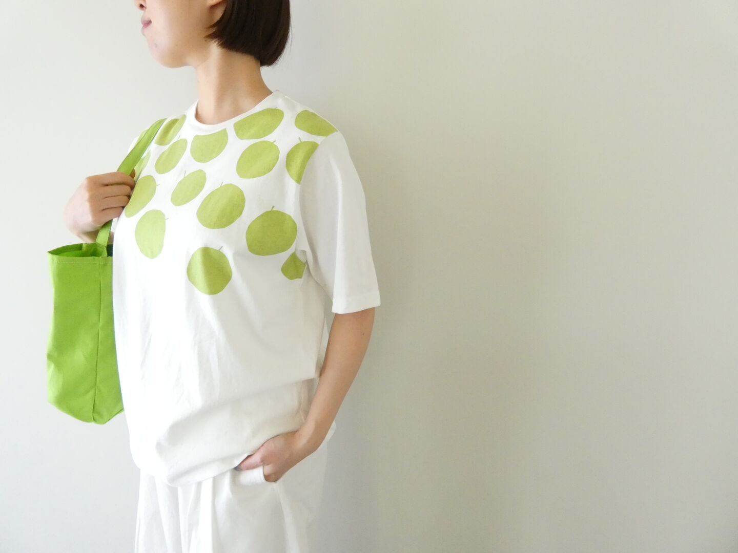 NATURAL LAUNDRY(ナチュラルランドリー) 空紡天竺リンゴプリント半袖Tシャツの商品画像1