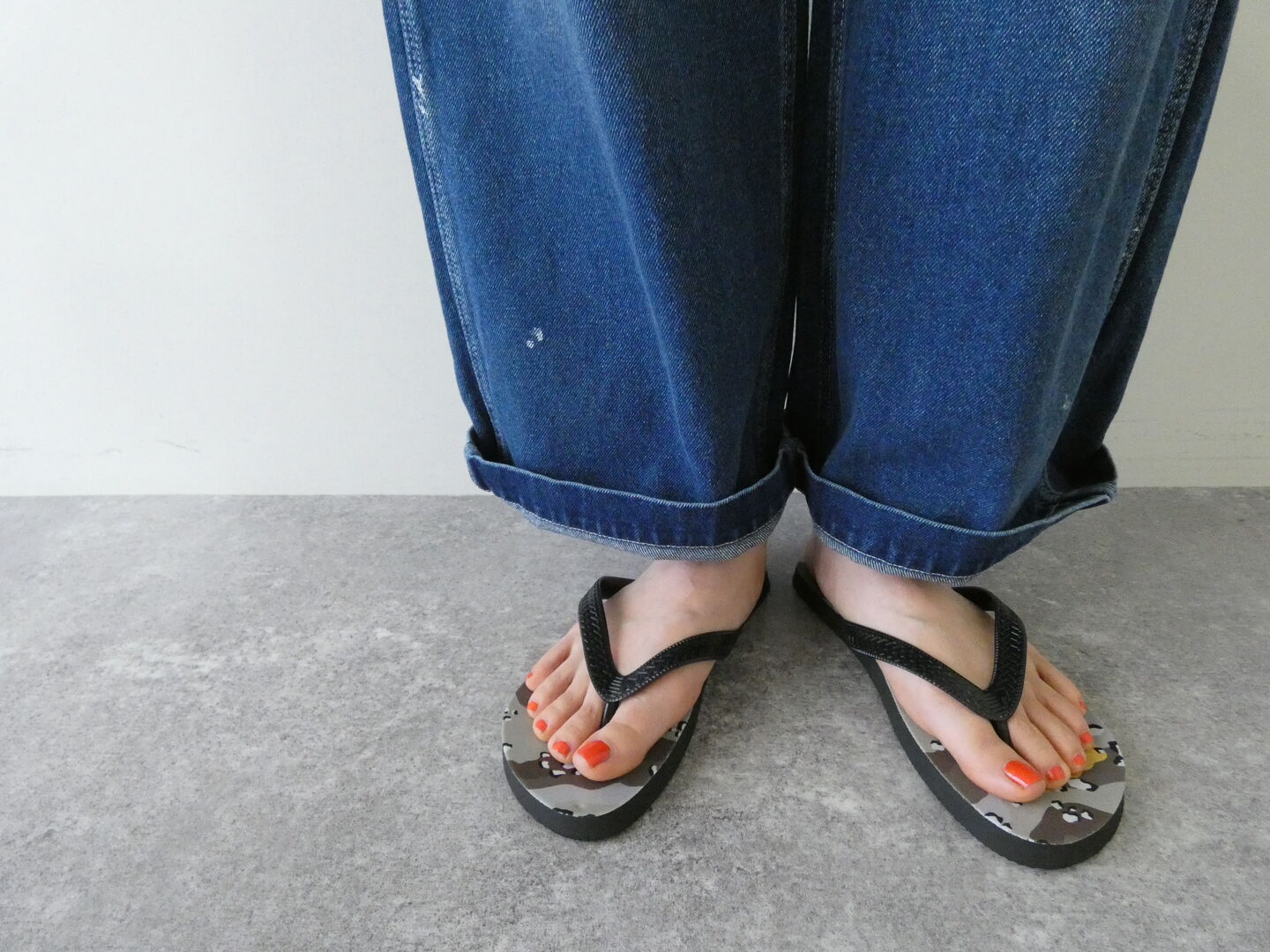 KAPITAL(キャピタル) チョコチップカモ柄フリップフラップスの商品画像1