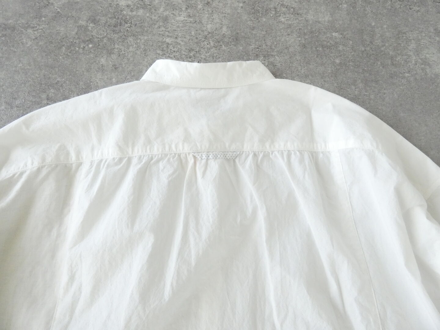 快晴堂(かいせいどう) 初夏の木漏れ日にゆれるシャツ 風をはらむ、長袖シャツの商品画像37