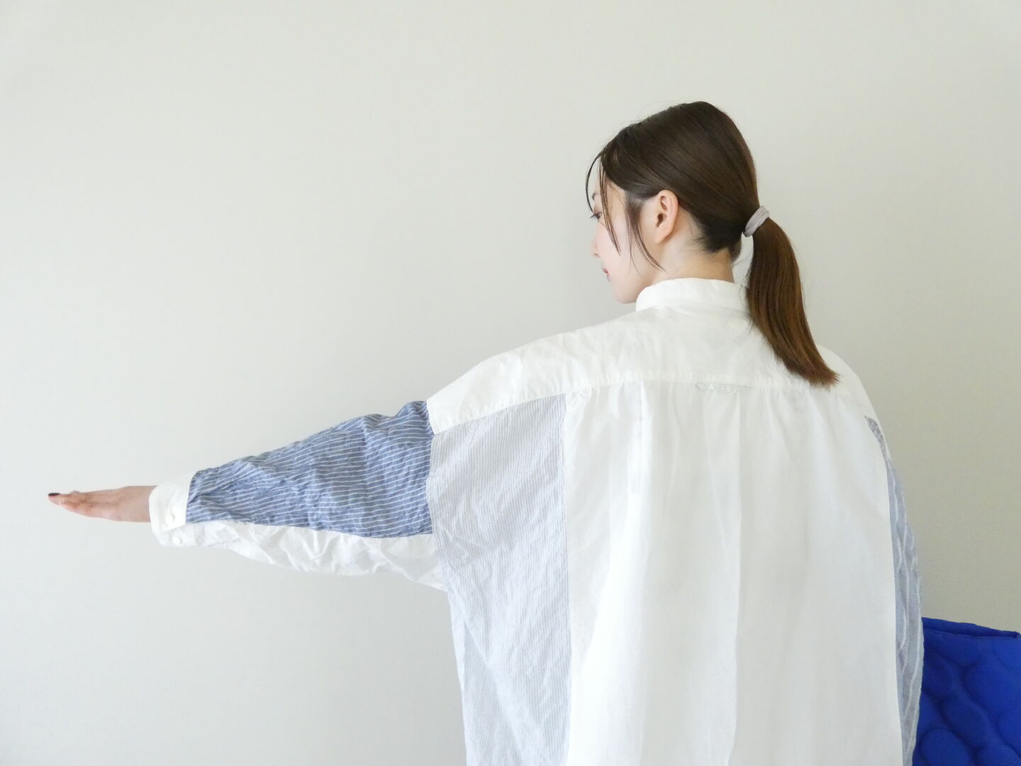 快晴堂(かいせいどう) 初夏の木漏れ日にゆれるシャツ 風をはらむ、長袖シャツの商品画像7