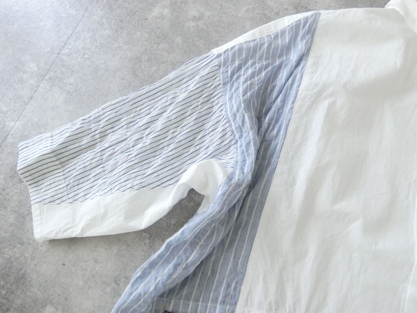 快晴堂(かいせいどう) 初夏の木漏れ日にゆれるシャツ 風をはらむ、7分袖ロングシャツの商品画像25