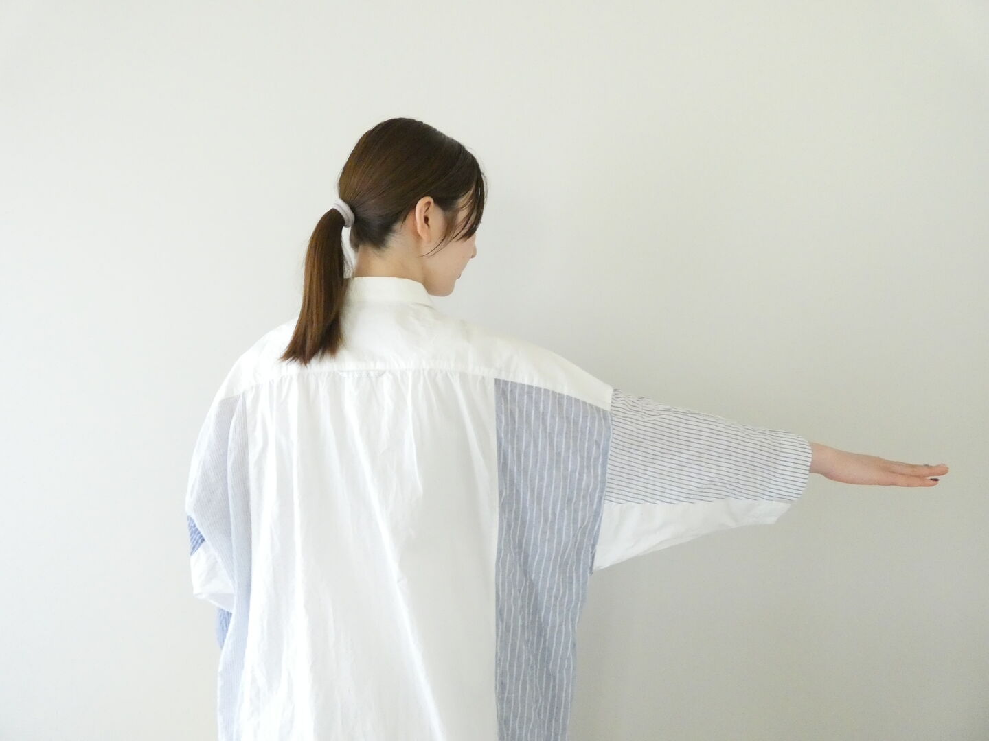 快晴堂(かいせいどう) 初夏の木漏れ日にゆれるシャツ 風をはらむ、7分袖ロングシャツの商品画像6