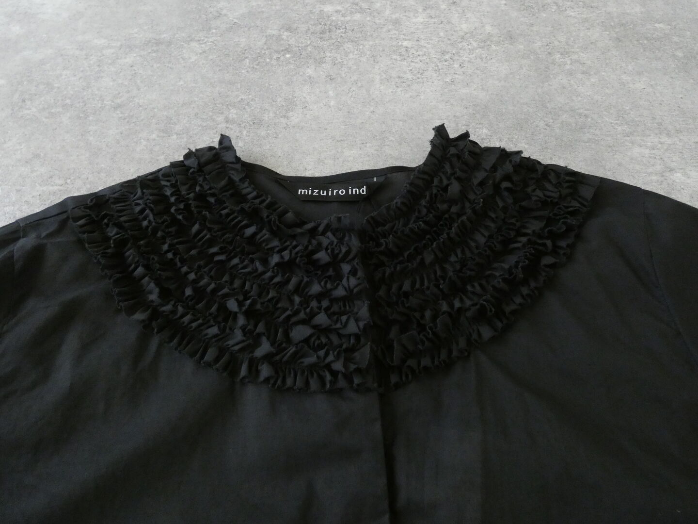 mizuiro ind(ミズイロインド) フリルデザインネックシャツの商品画像44