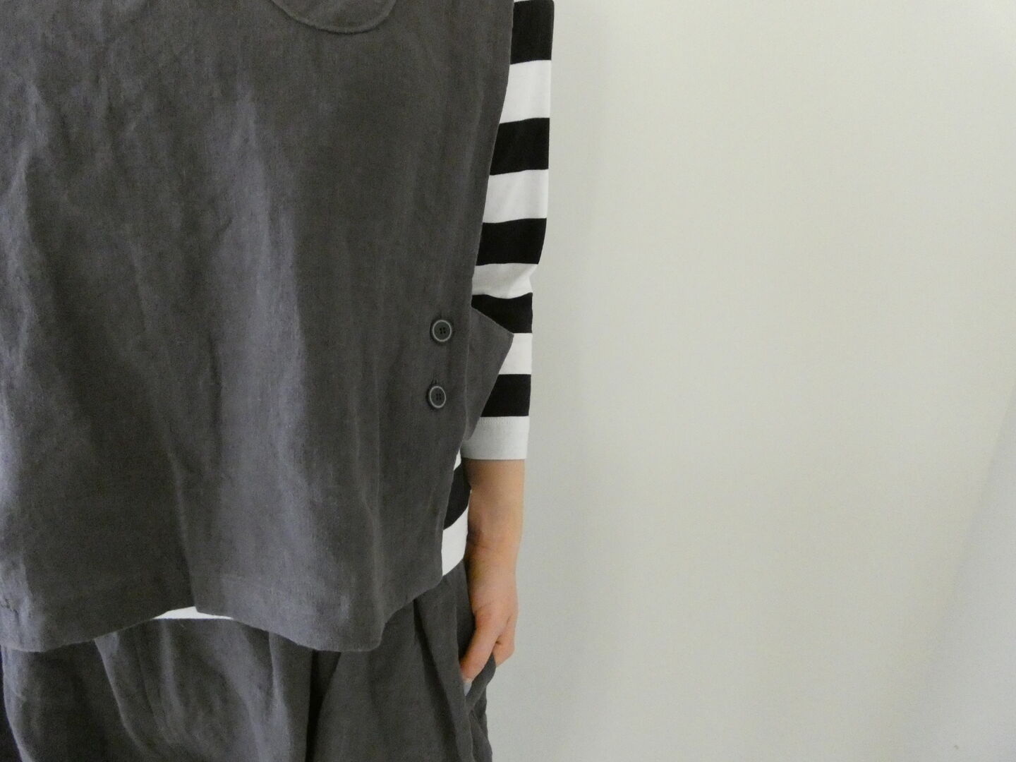 tumugu(ツムグ) リネンキャンバスアシンメトリーベストの商品画像6