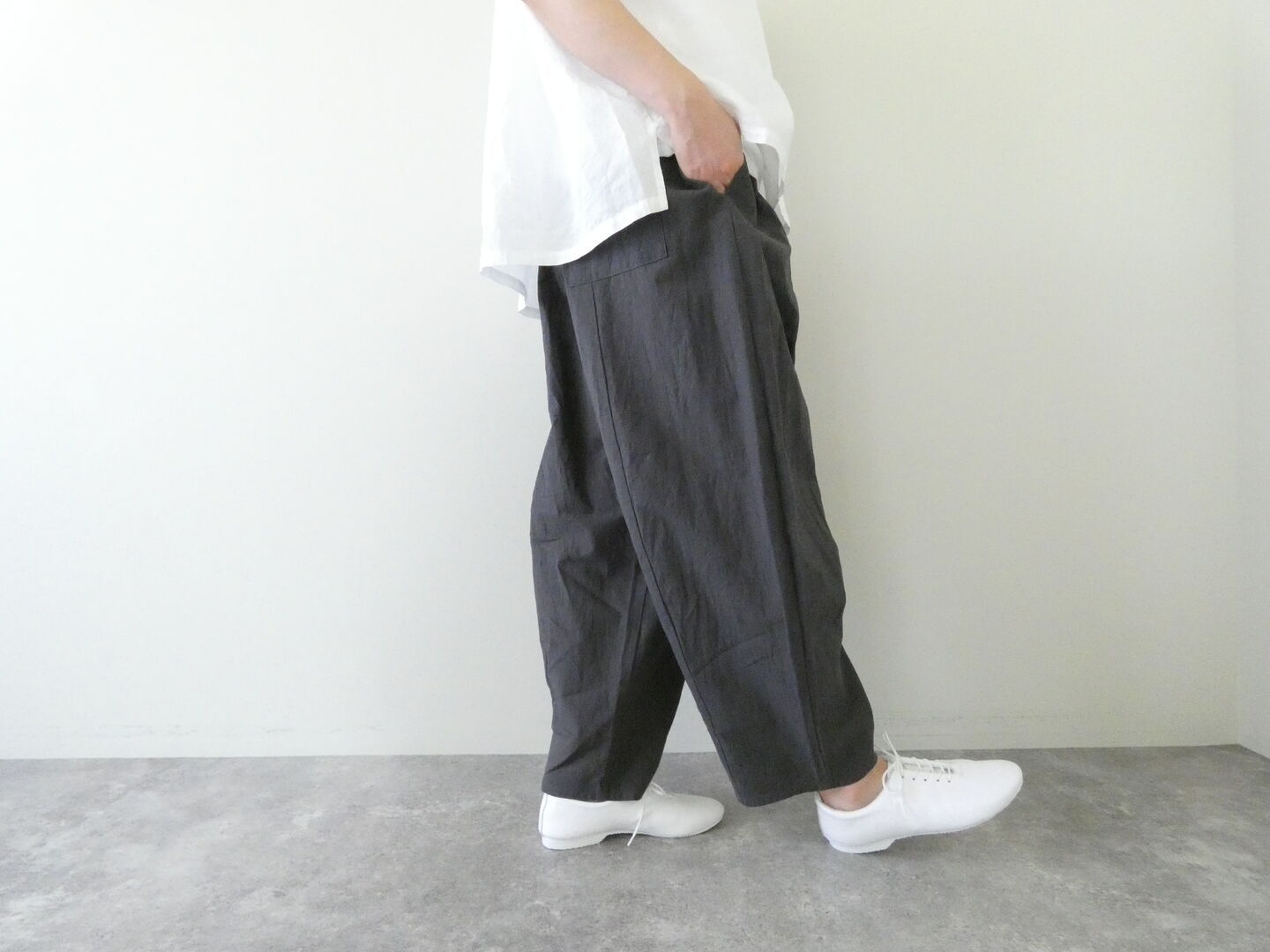 ina(イナ) リネンコットンキャンバス　センター切替カーブパンツの商品画像2