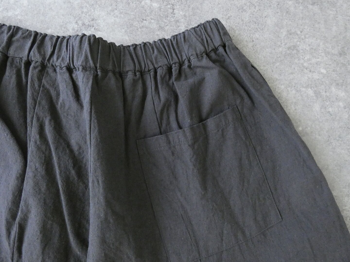 ina(イナ) リネンコットンキャンバス　センター切替カーブパンツの商品画像22