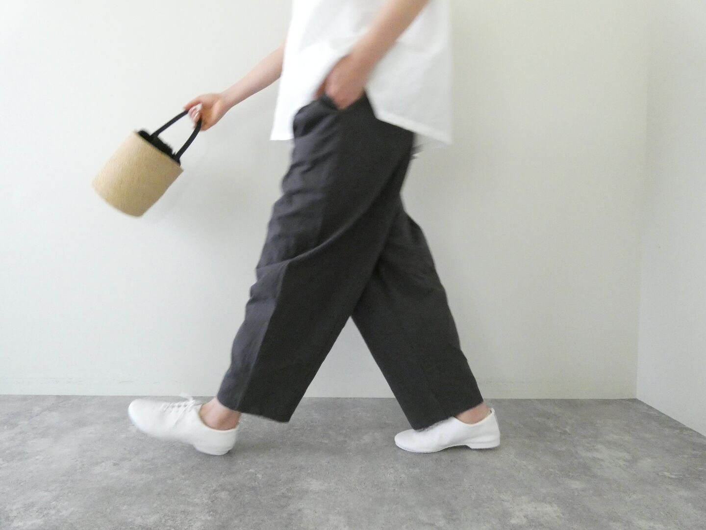 ina(イナ) リネンコットンキャンバス　センター切替カーブパンツの商品画像5
