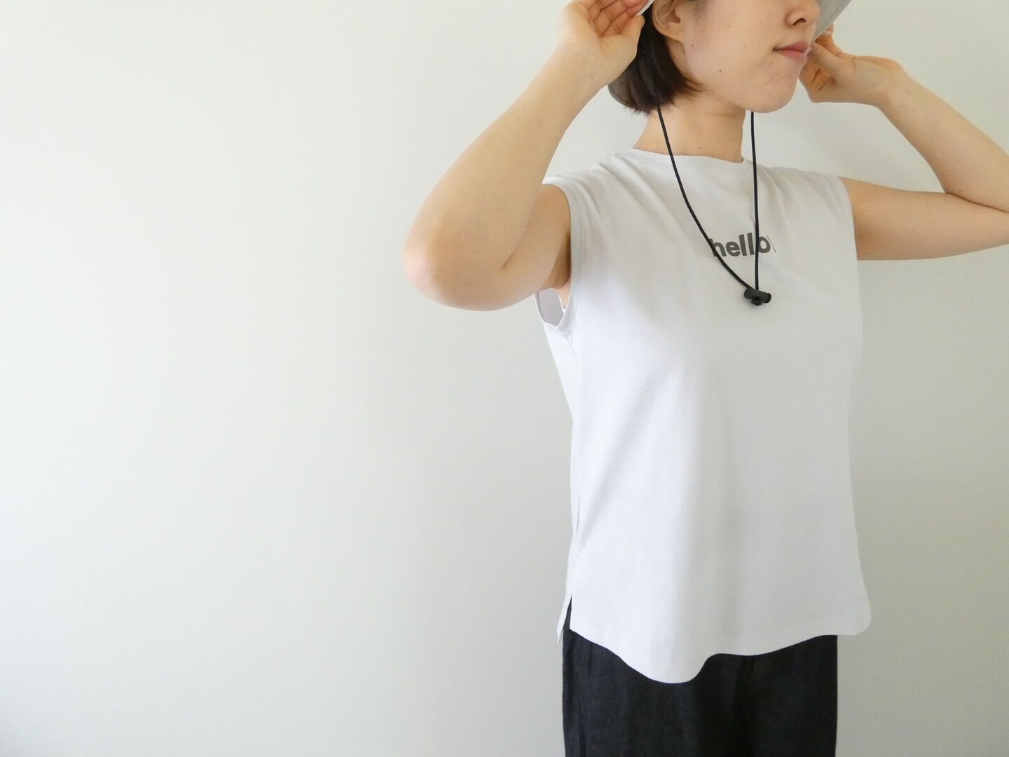 mao made(マオメイド) きれいめ天竺プリントT helloプリントタンクの商品画像1