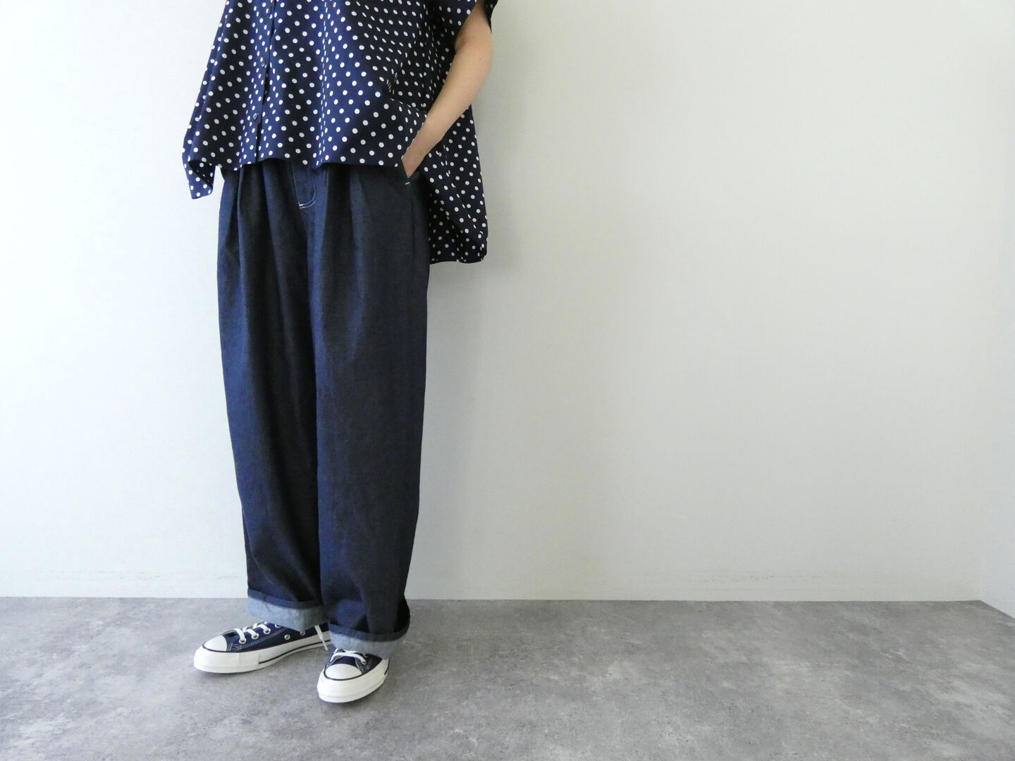 MidiUmi(ミディウミ) denim tuck wide easy pantsの商品画像1