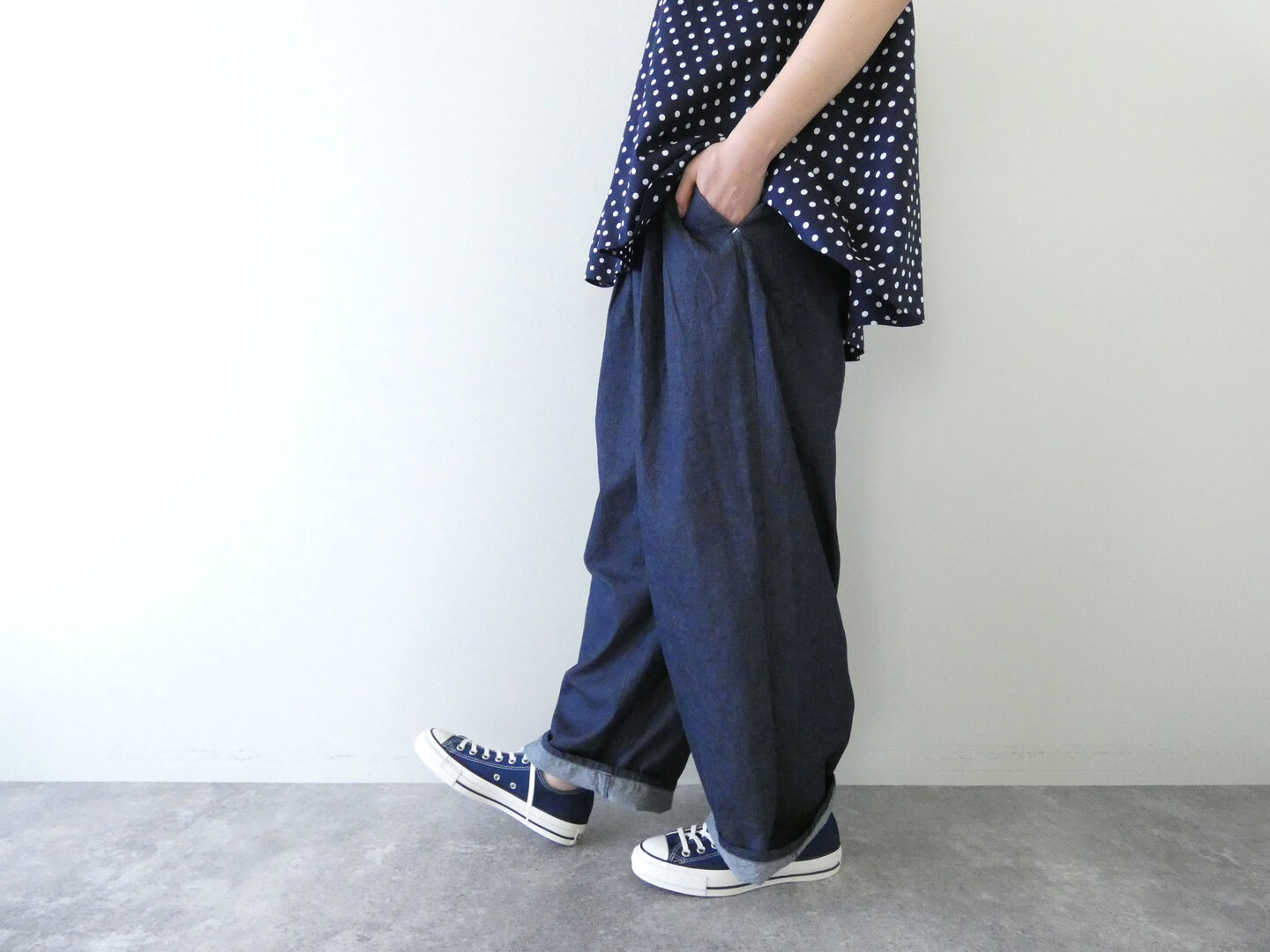 MidiUmi(ミディウミ) denim tuck wide easy pantsの商品画像2