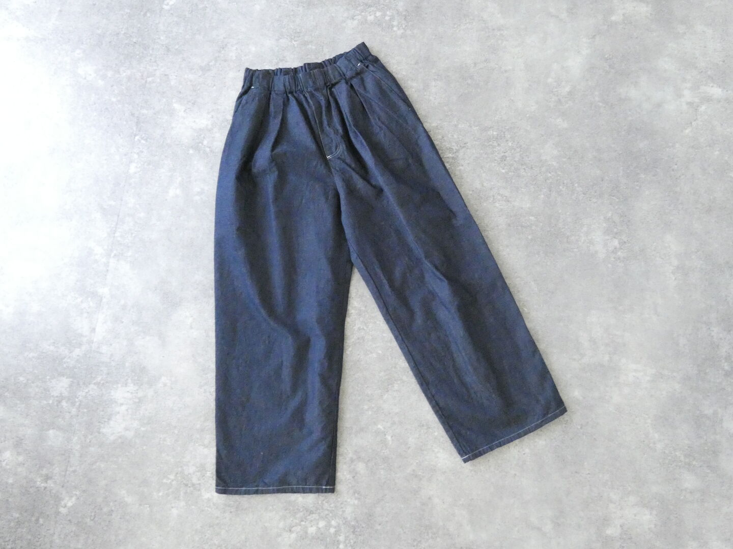 MidiUmi(ミディウミ) denim tuck wide easy pantsの商品画像3