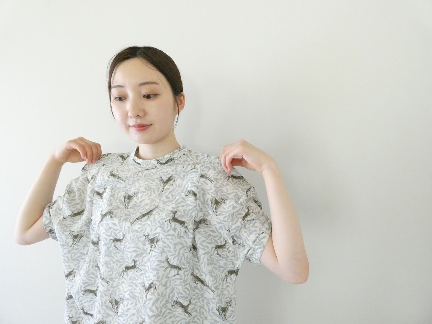 NOMBRE IMPAIR(ノンブルアンペール) バンビプリント後ろ開きTブラウスの商品画像1