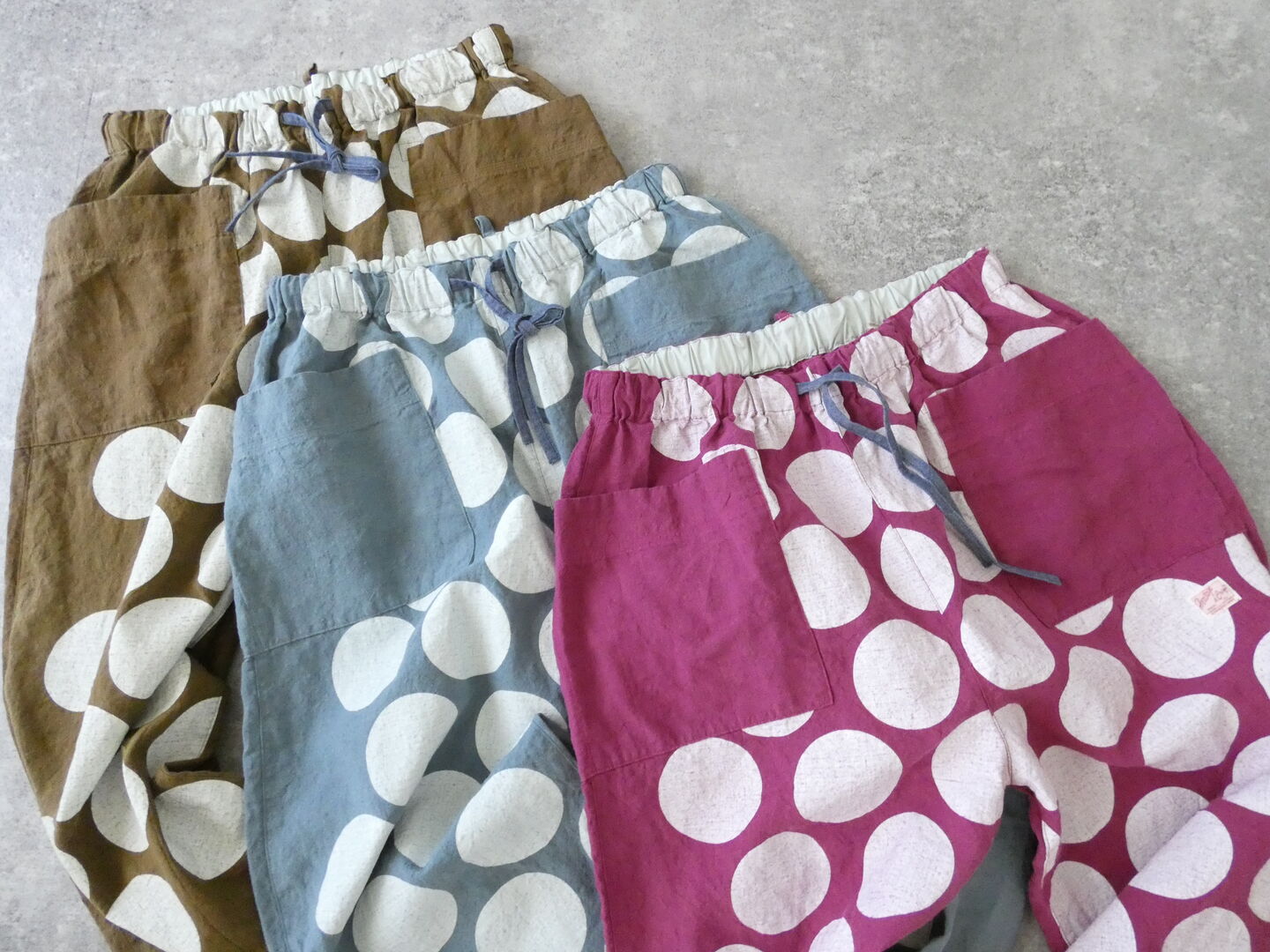 快晴堂(かいせいどう) Girl's ベルギーリネンの大きな水玉 斜めポケパンツの商品画像10