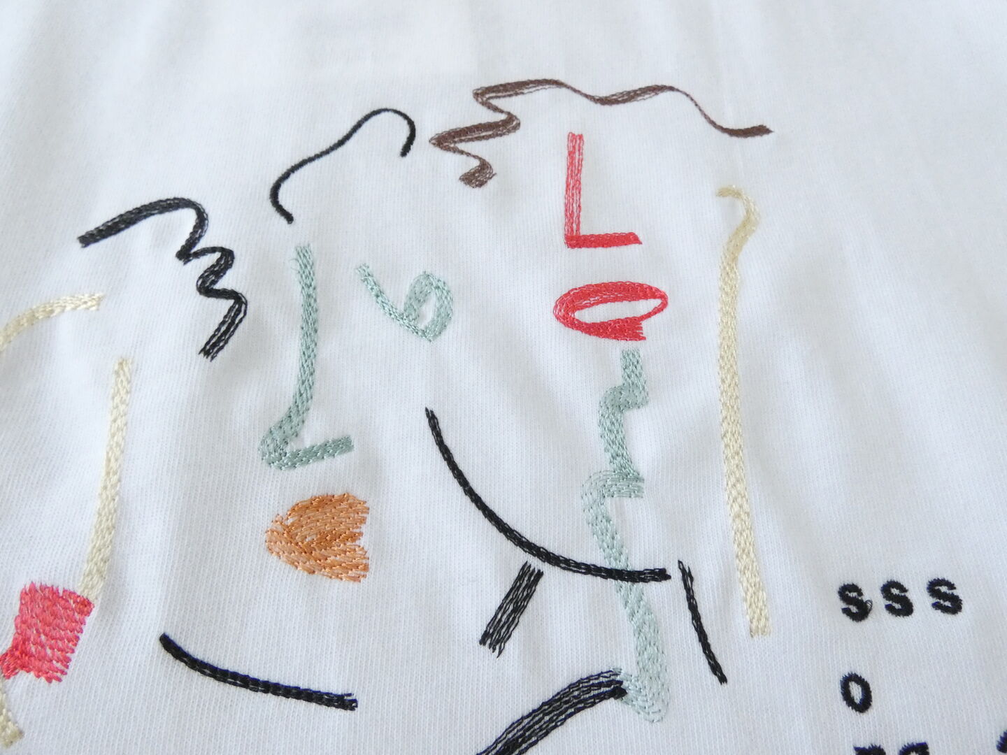 yuni(ユニ イズ ライク ア フラワー トゥー ミー) CHORUSエンブロイダリーTシャツの商品画像24