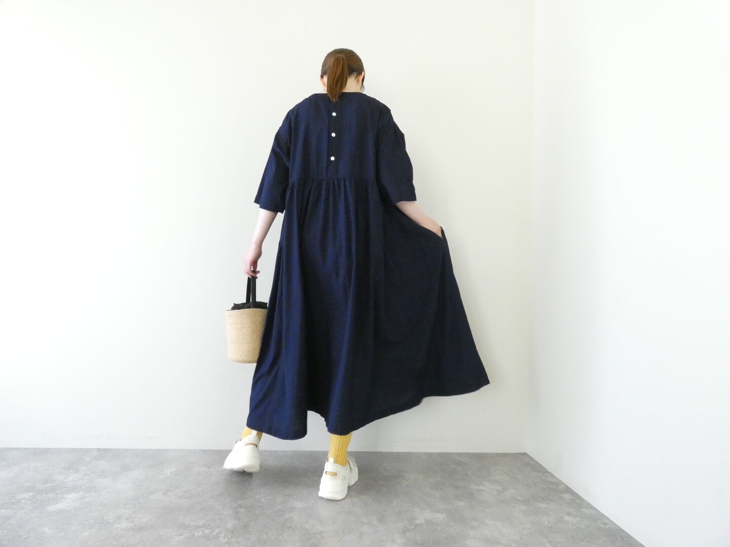 NATURAL LAUNDRY(ナチュラルランドリー) インディゴシャンブレースモックギャザーワンピースの商品画像1