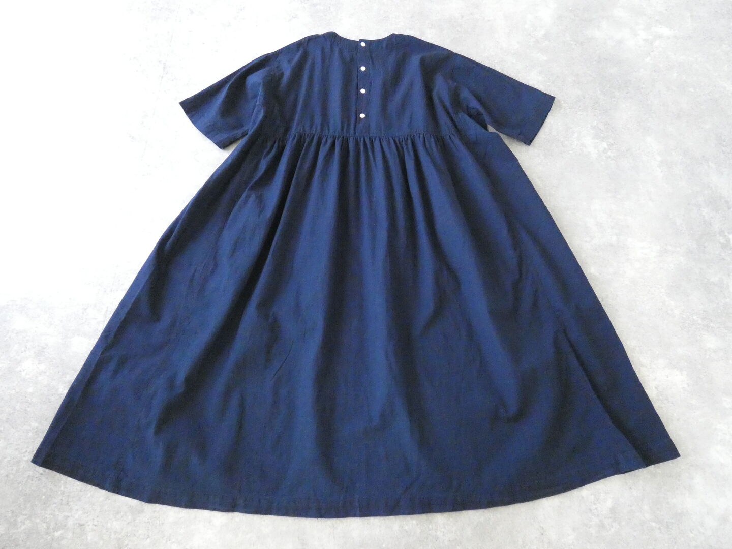 NATURAL LAUNDRY(ナチュラルランドリー) インディゴシャンブレースモックギャザーワンピースの商品画像10