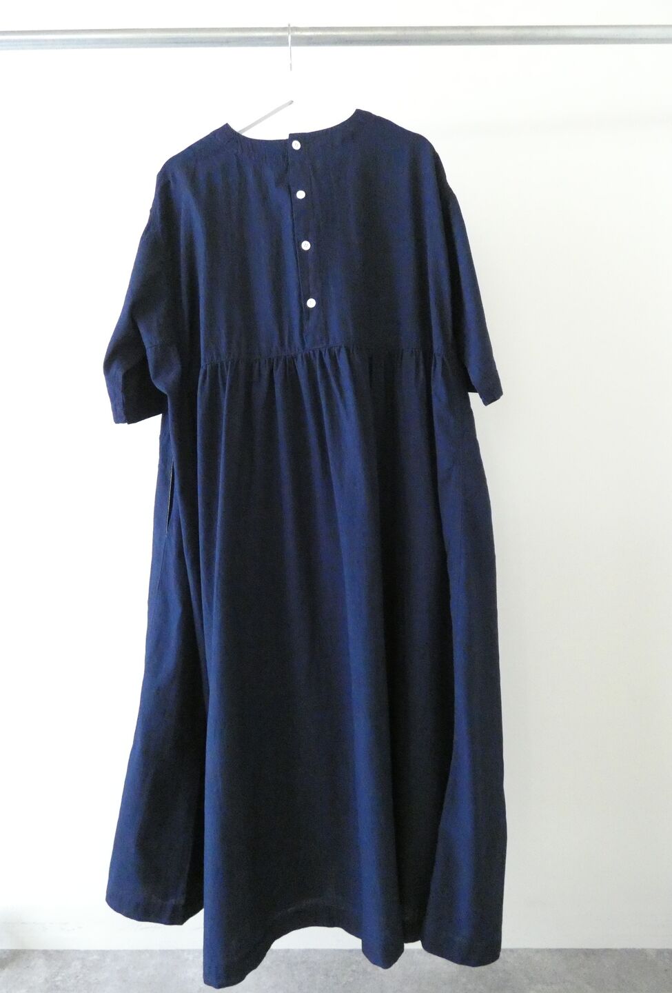 NATURAL LAUNDRY(ナチュラルランドリー) インディゴシャンブレースモックギャザーワンピースの商品画像11