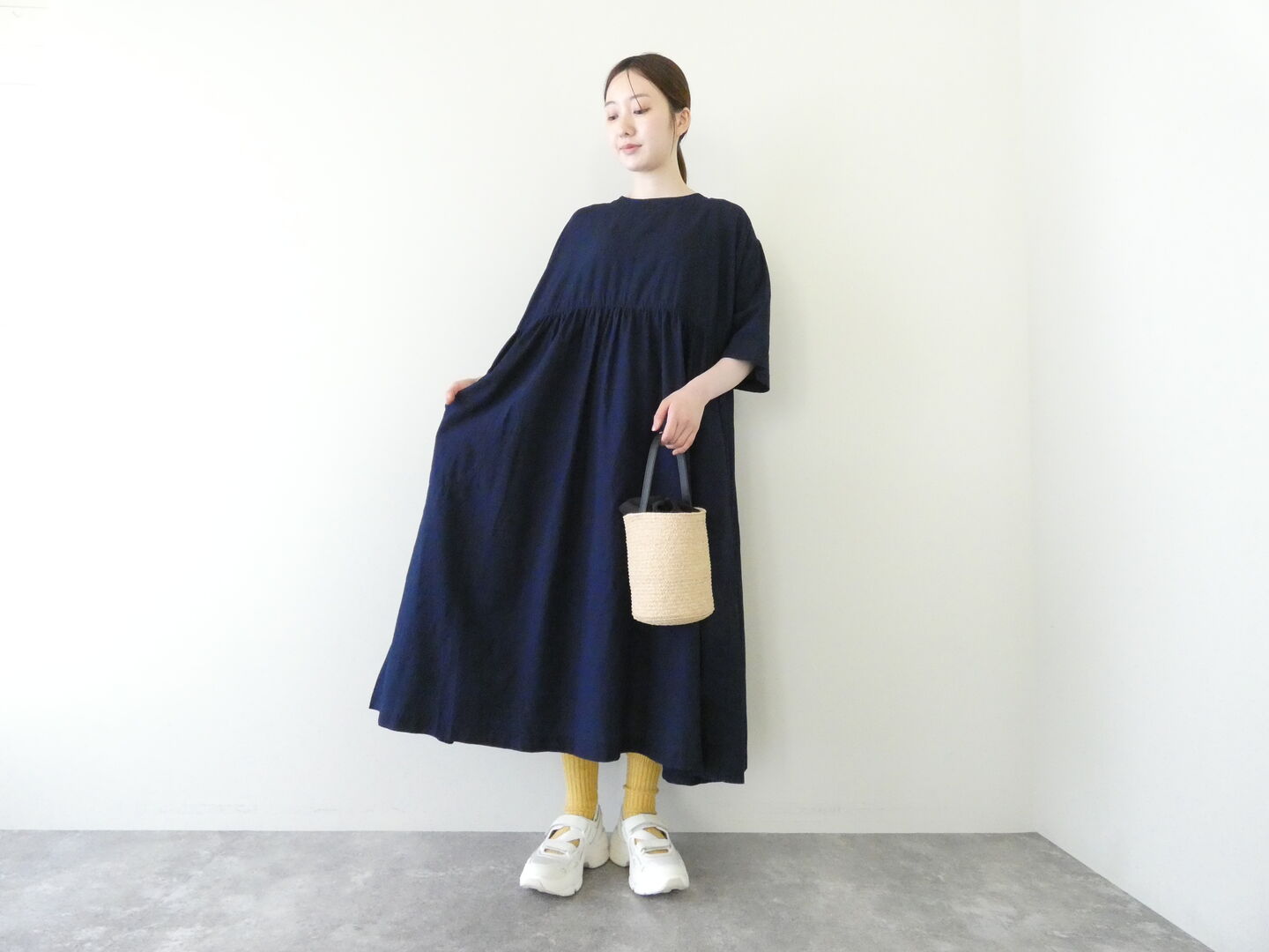 NATURAL LAUNDRY(ナチュラルランドリー) インディゴシャンブレースモックギャザーワンピースの商品画像2