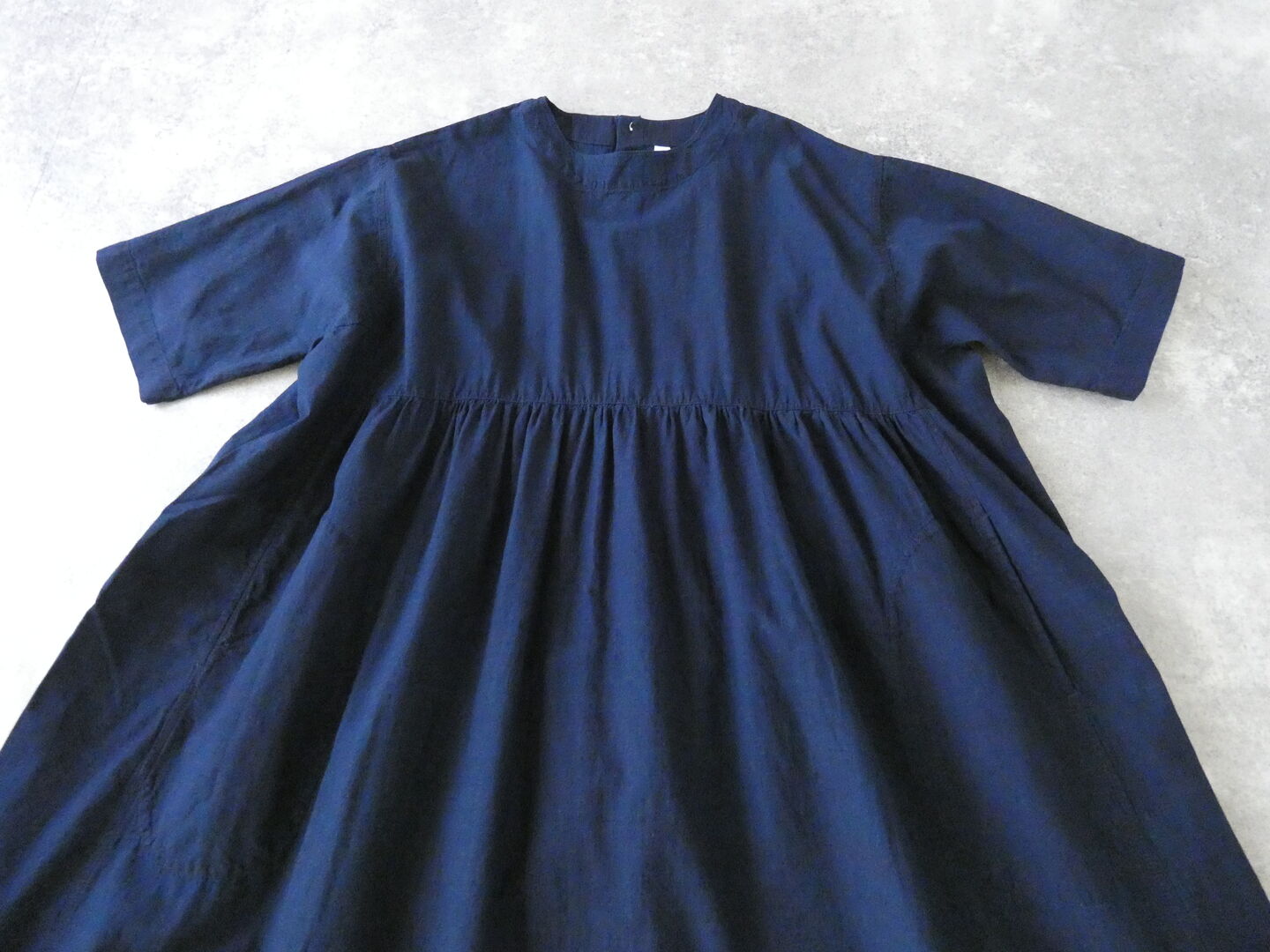 NATURAL LAUNDRY(ナチュラルランドリー) インディゴシャンブレースモックギャザーワンピースの商品画像21