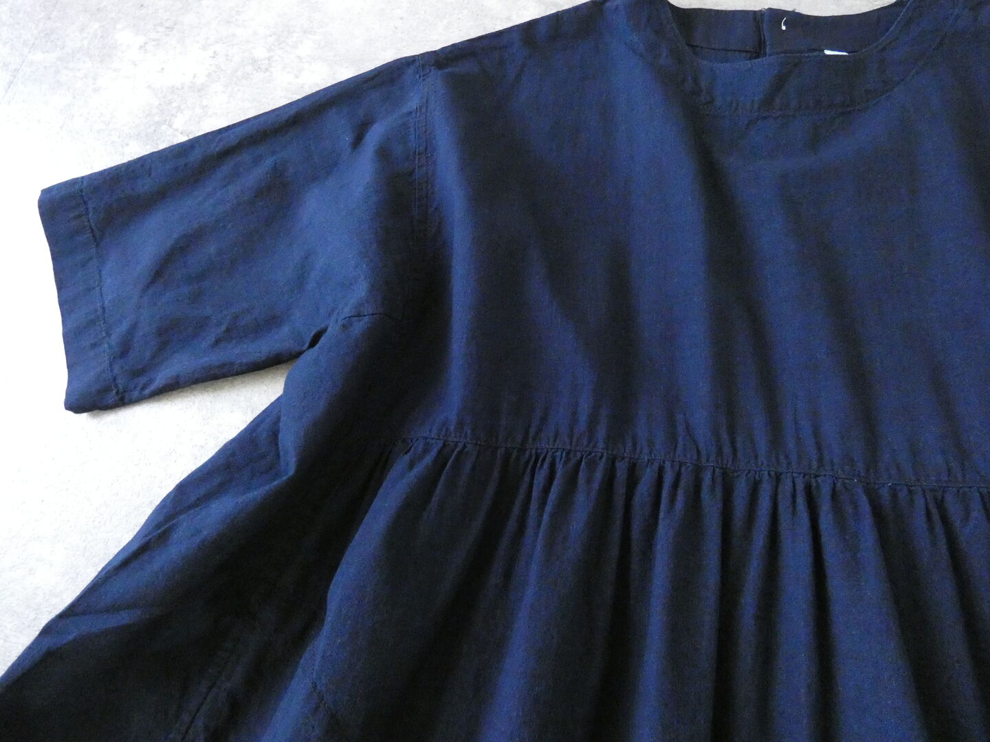 NATURAL LAUNDRY(ナチュラルランドリー) インディゴシャンブレースモックギャザーワンピースの商品画像23