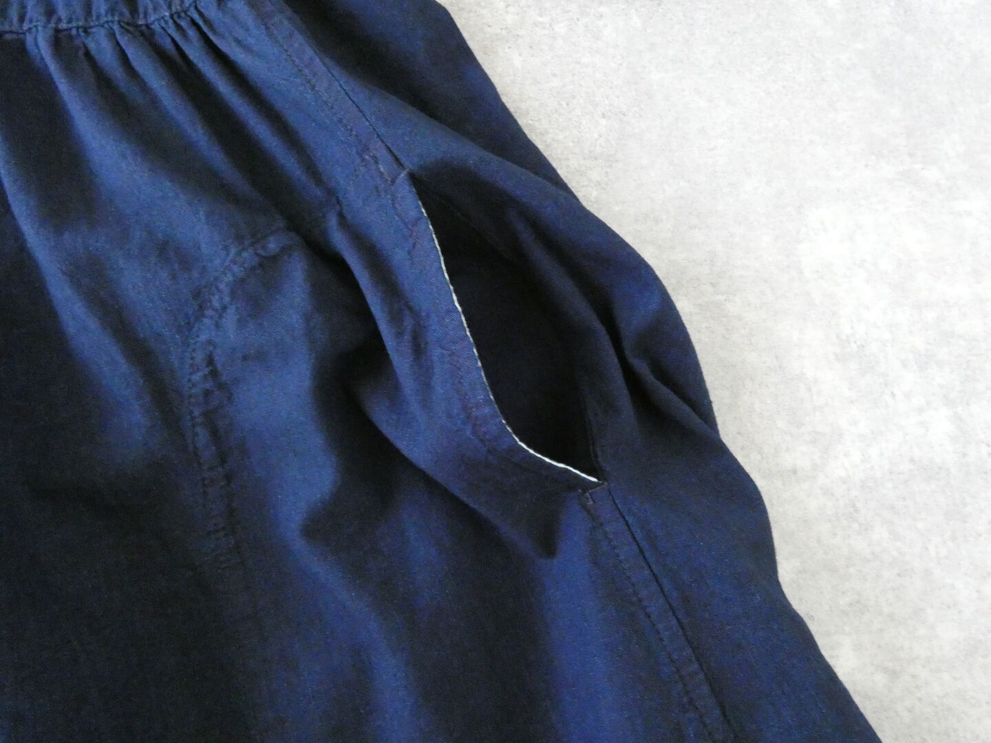 NATURAL LAUNDRY(ナチュラルランドリー) インディゴシャンブレースモックギャザーワンピースの商品画像24