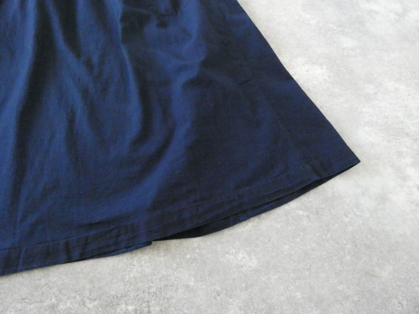 NATURAL LAUNDRY(ナチュラルランドリー) インディゴシャンブレースモックギャザーワンピースの商品画像25