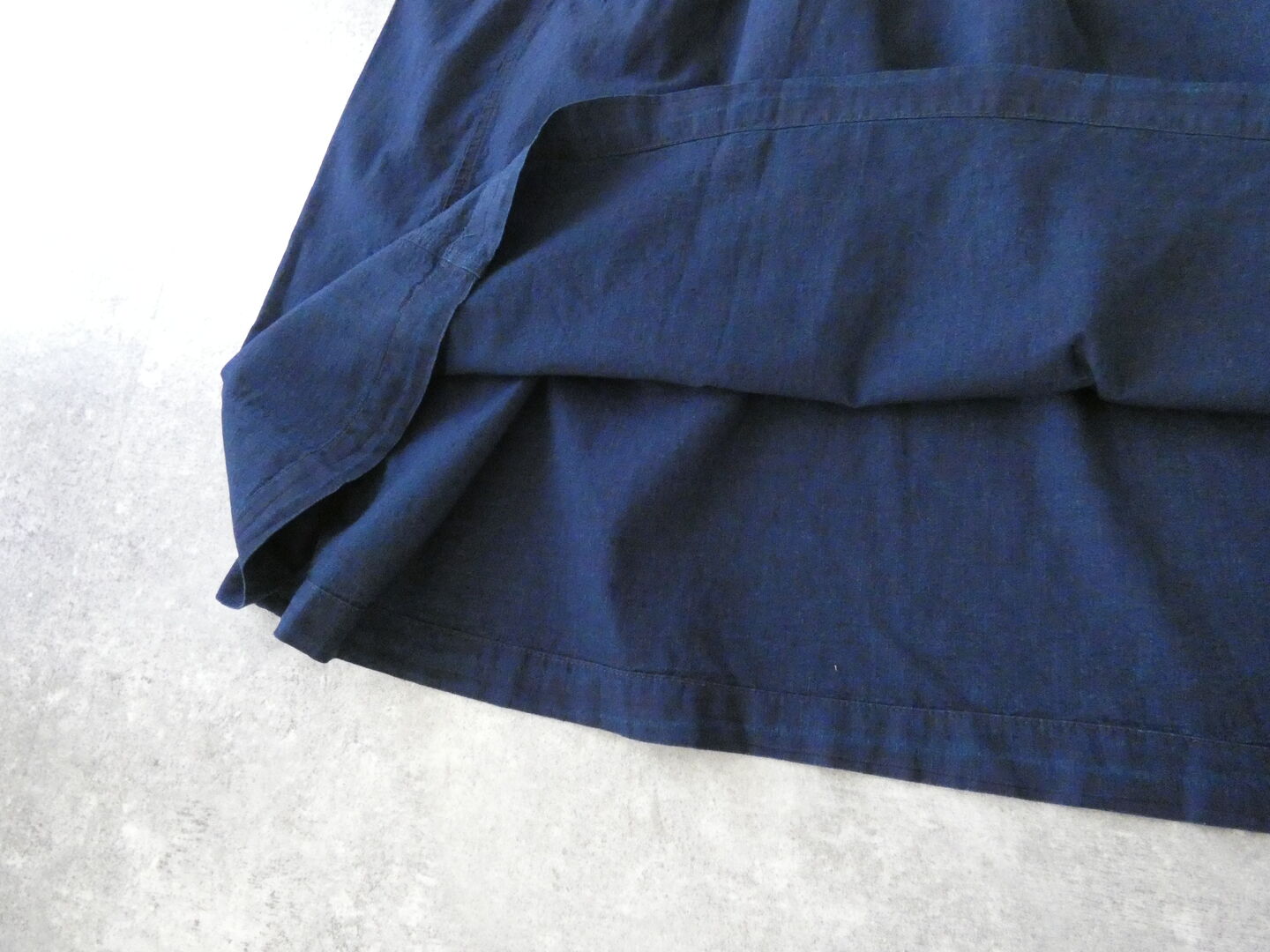 NATURAL LAUNDRY(ナチュラルランドリー) インディゴシャンブレースモックギャザーワンピースの商品画像26