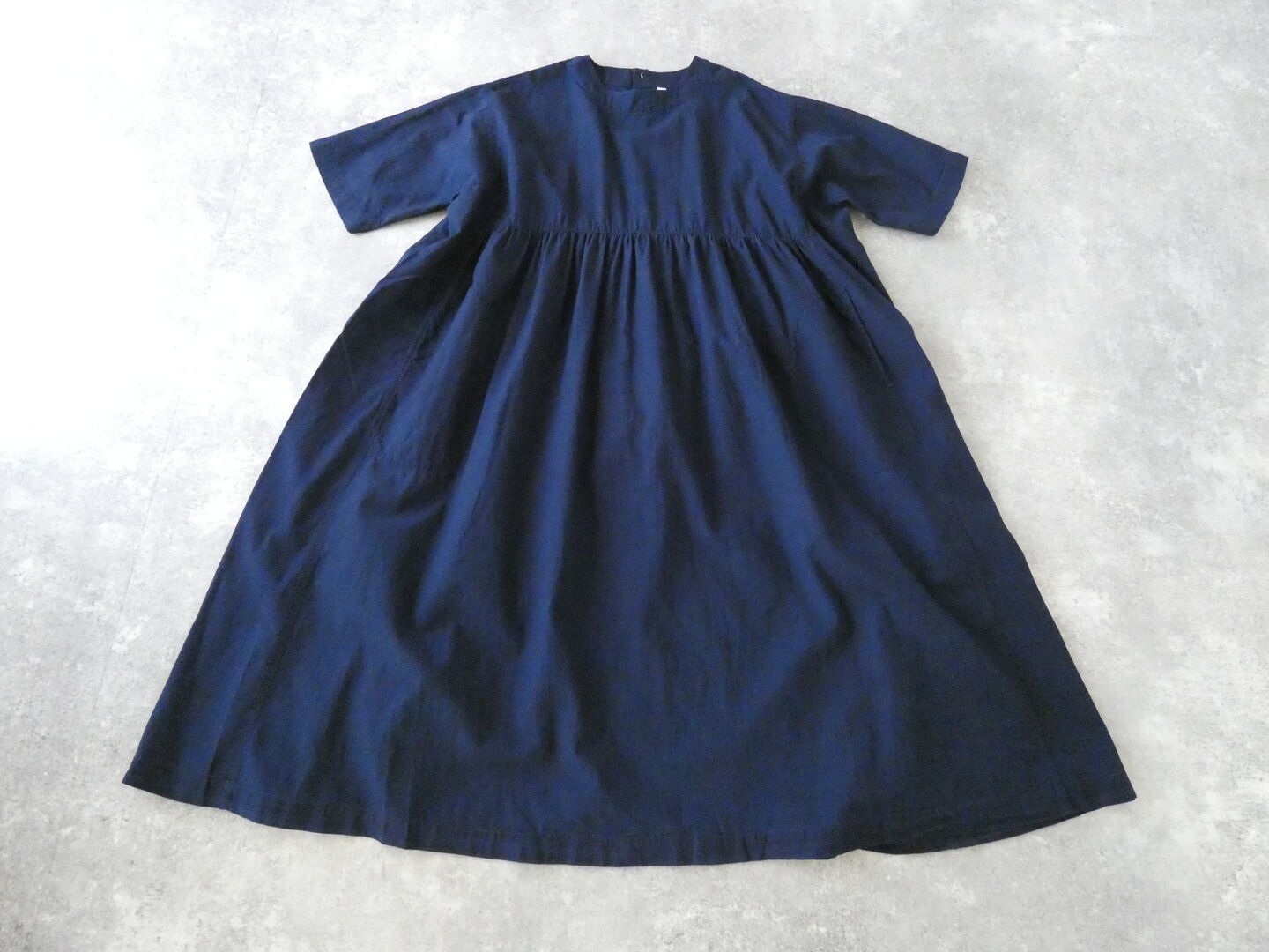NATURAL LAUNDRY(ナチュラルランドリー) インディゴシャンブレースモックギャザーワンピースの商品画像3