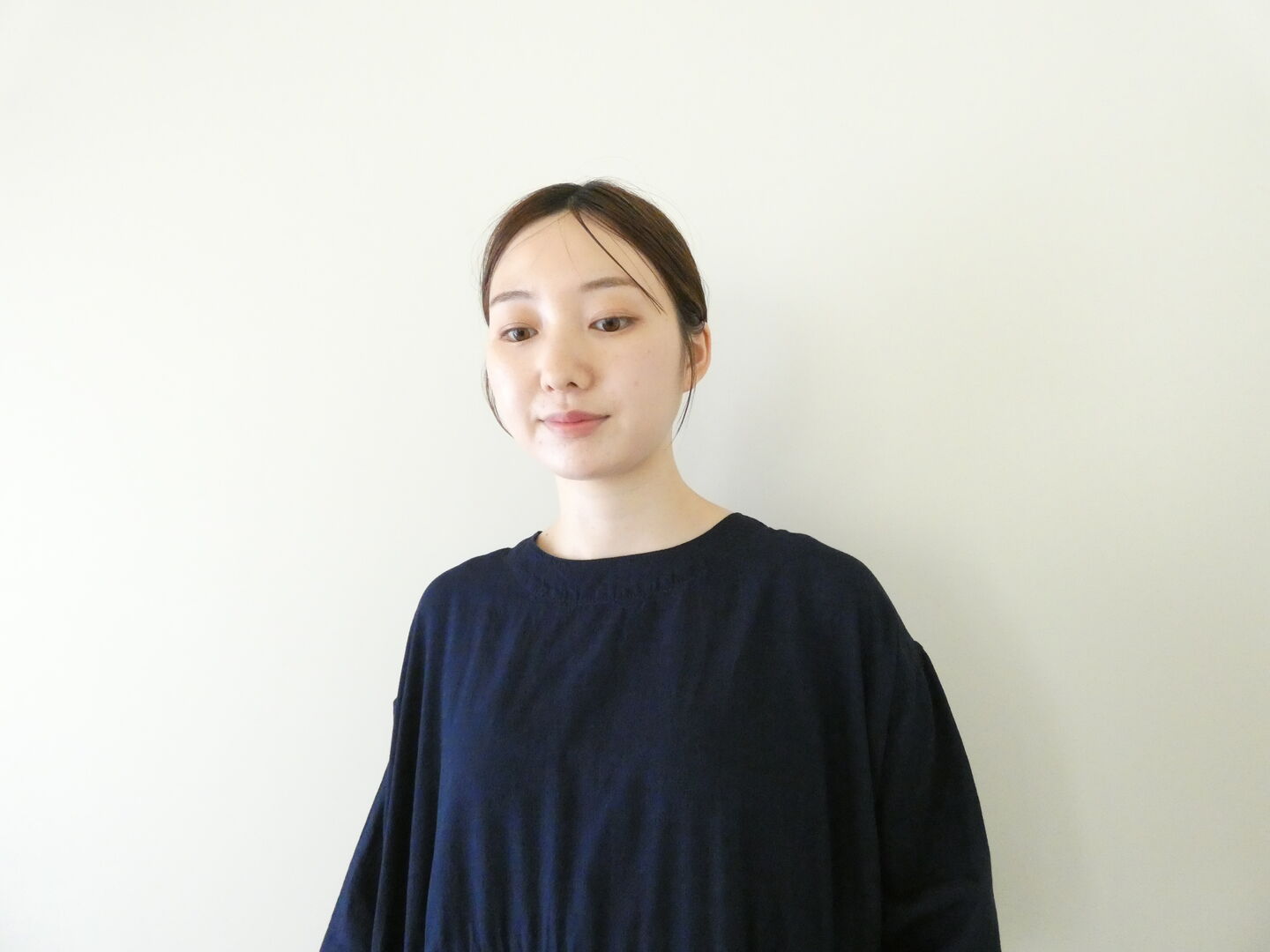 NATURAL LAUNDRY(ナチュラルランドリー) インディゴシャンブレースモックギャザーワンピースの商品画像4