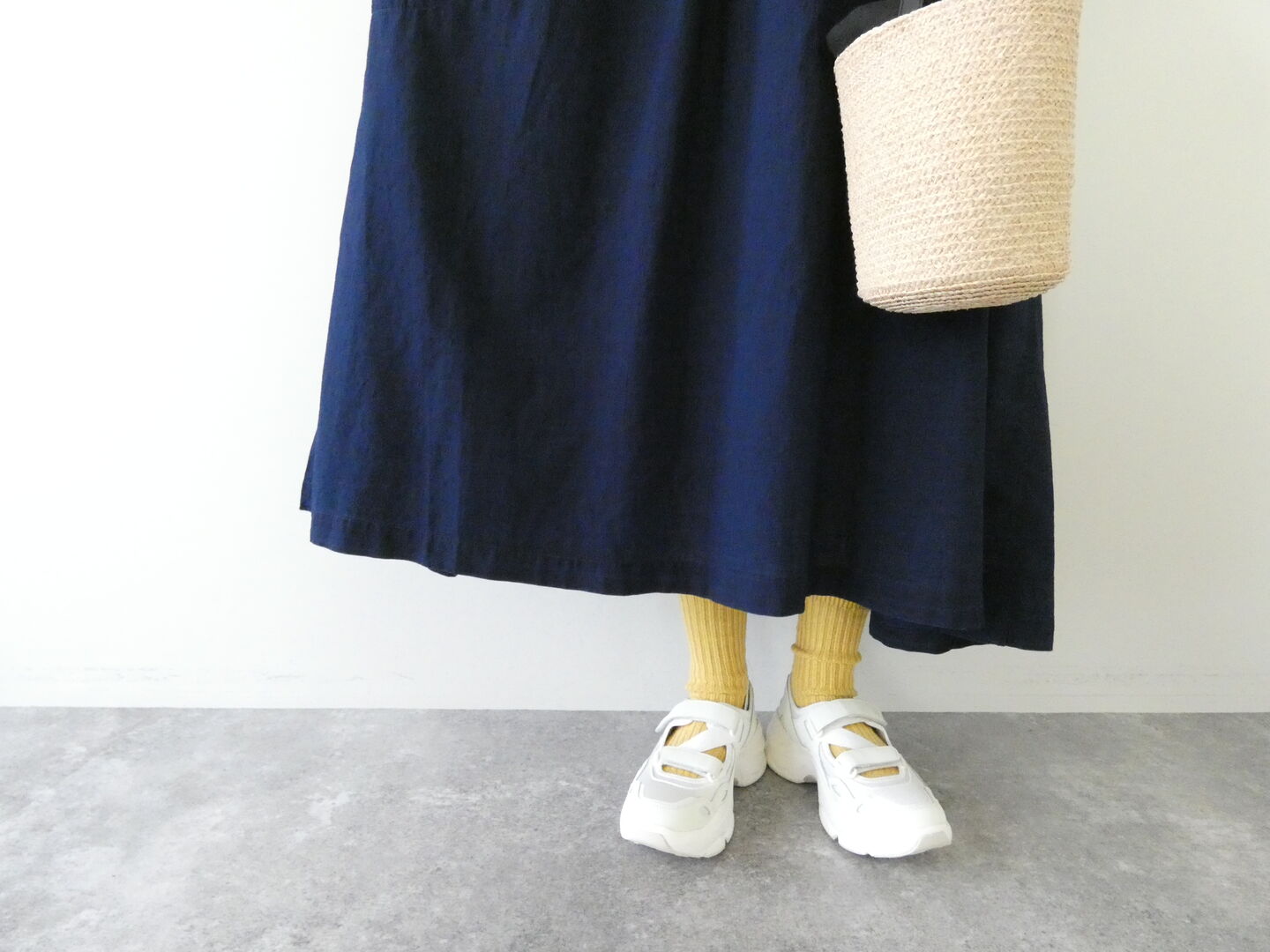 NATURAL LAUNDRY(ナチュラルランドリー) インディゴシャンブレースモックギャザーワンピースの商品画像5