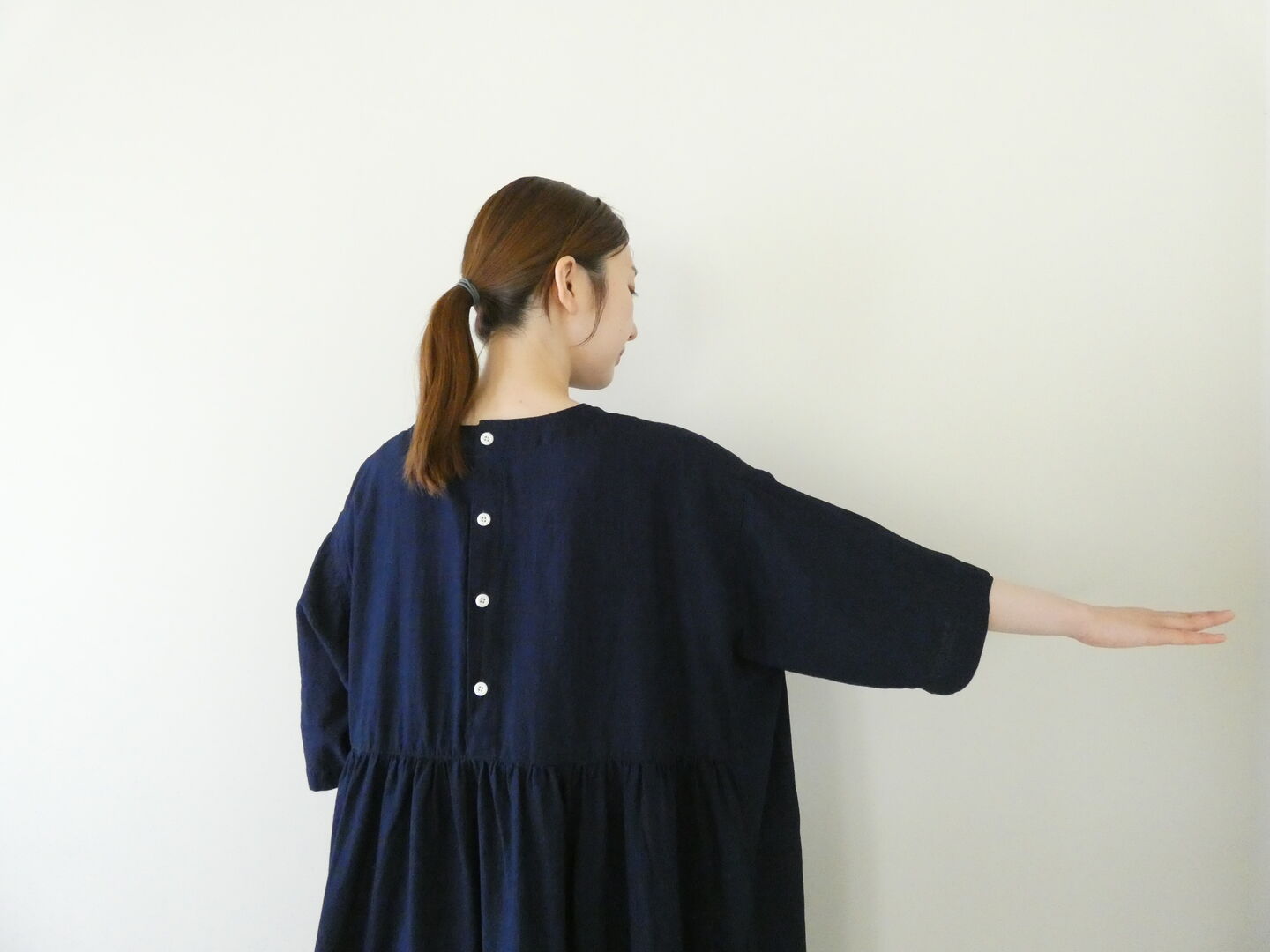 NATURAL LAUNDRY(ナチュラルランドリー) インディゴシャンブレースモックギャザーワンピースの商品画像6