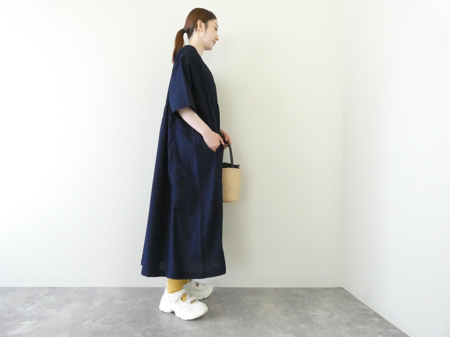 NATURAL LAUNDRY(ナチュラルランドリー) インディゴシャンブレースモックギャザーワンピースの商品画像7