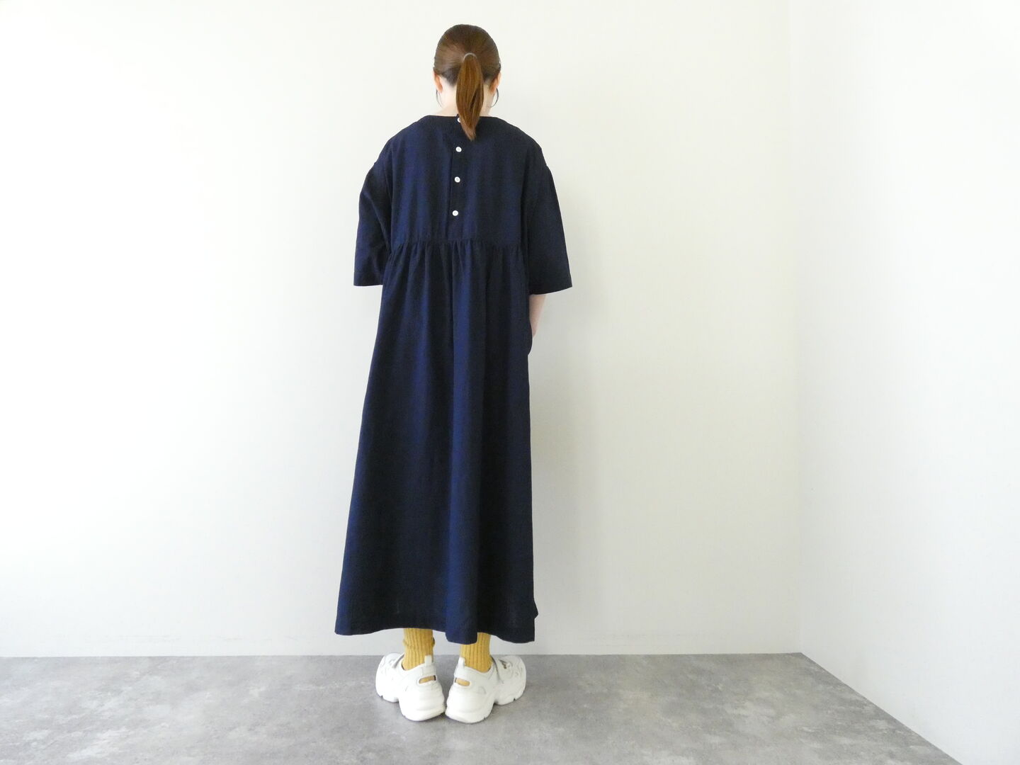 NATURAL LAUNDRY(ナチュラルランドリー) インディゴシャンブレースモックギャザーワンピースの商品画像8