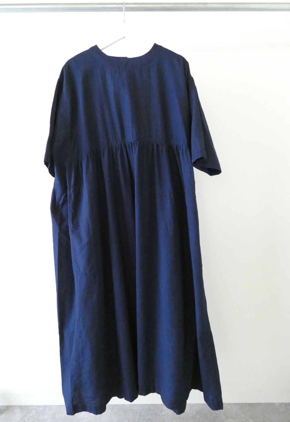 NATURAL LAUNDRY(ナチュラルランドリー) インディゴシャンブレースモックギャザーワンピースの商品画像9