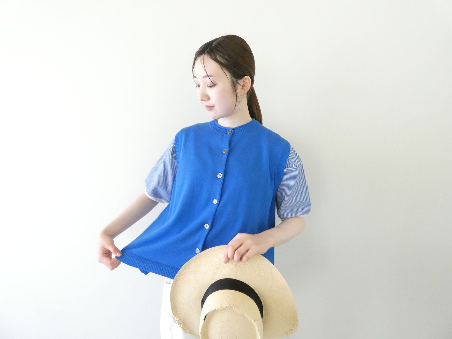 mao made(マオメイド) やわらかコットンほんのりフロントボタンバックスリットベストの商品画像1