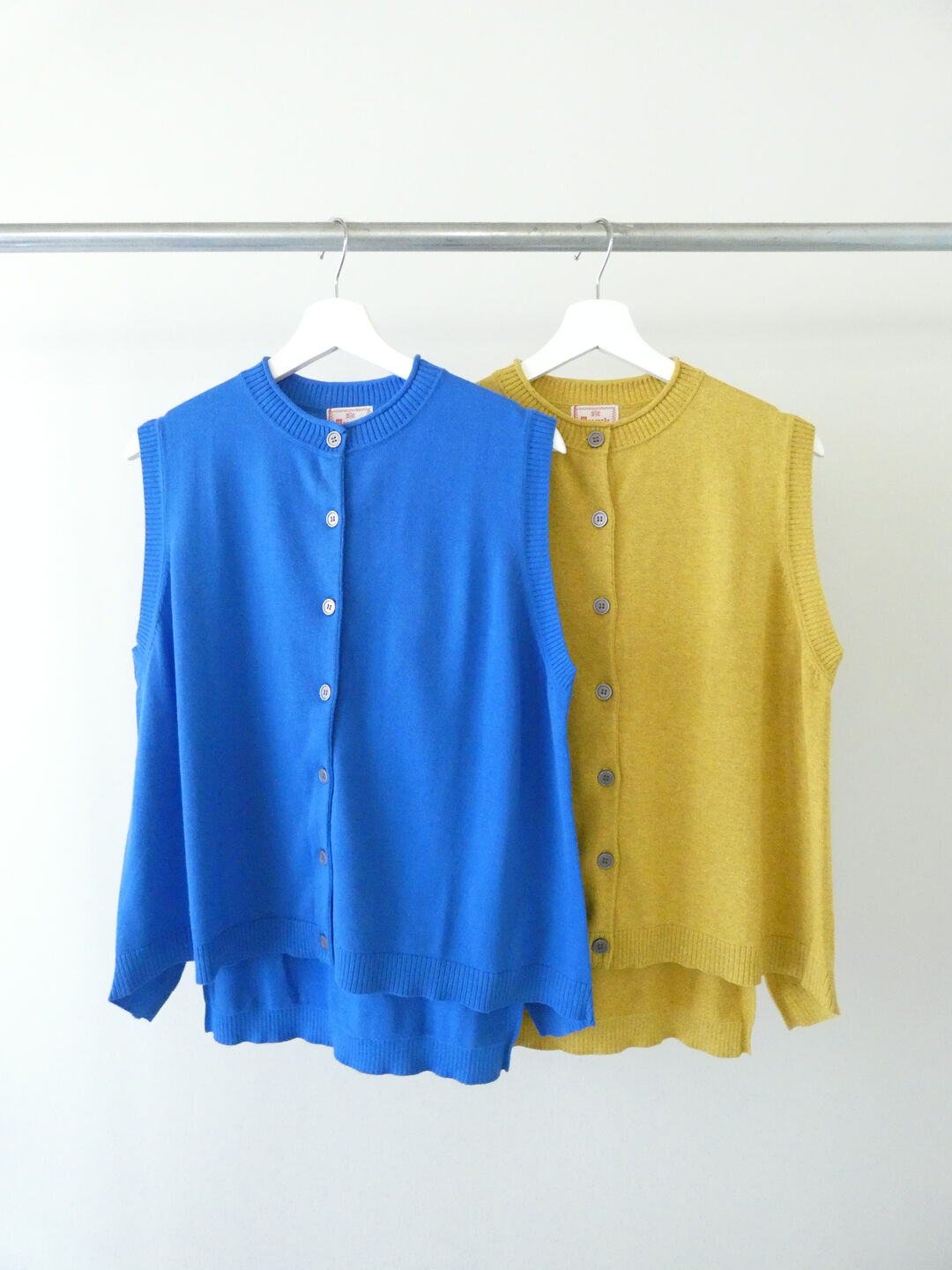 mao made(マオメイド) やわらかコットンほんのりフロントボタンバックスリットベストの商品画像10